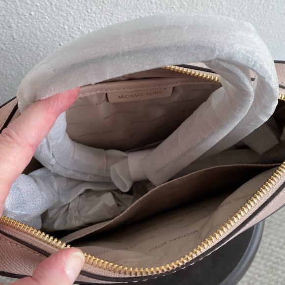 NWT Michael Kors Lg Crossbody - Picture 4 of 4